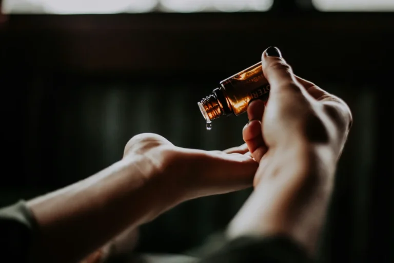 frascos con aceites naturales para cabello sobre fondo blanco.