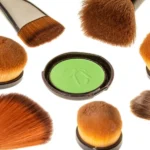 set de maquillaje orgánico sobre fondo blanco.