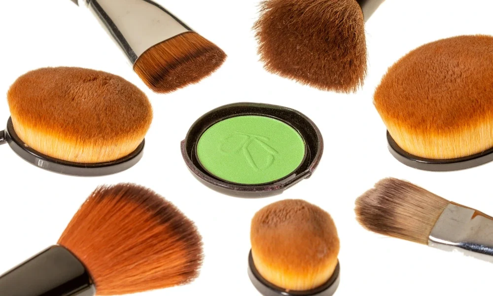 set de maquillaje orgánico sobre fondo blanco.