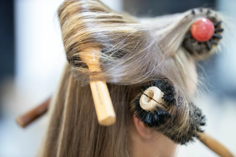 cepillo de madera para cabello sobre fondo claro.