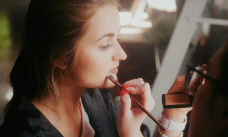 productos de cuidado facial rodeados de hojas de otoño.