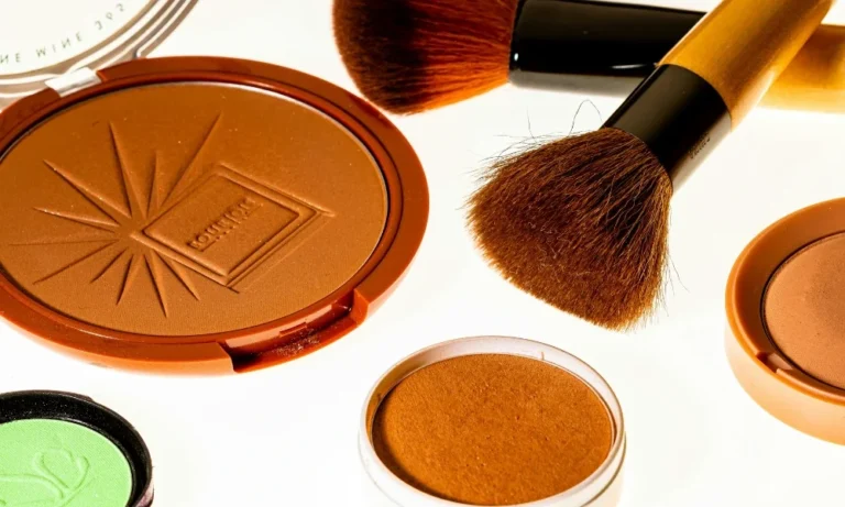 mujer mostrando diferentes tonos de base de maquillaje natural.