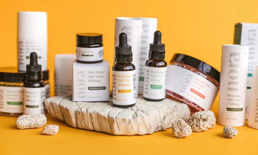 diferentes frascos de cosméticos veganos para tipos de piel variados.
