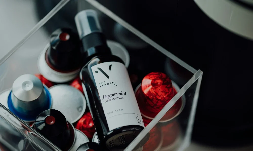 sello cruelty free en envase de cosmético vegano.