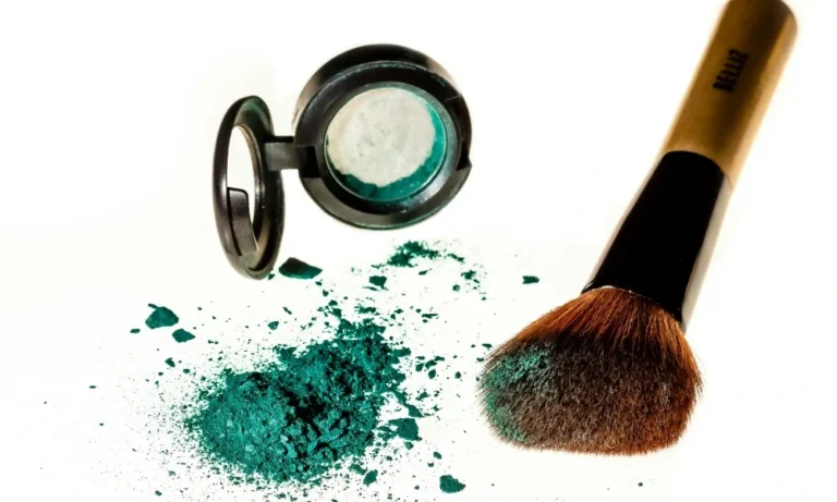 mujer mostrando diferentes tonos de base de maquillaje natural.