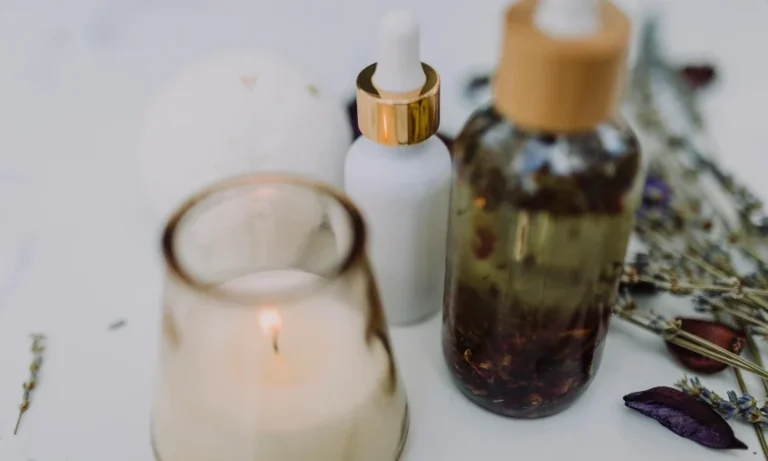 productos de cuidado facial natural organizados sobre mesa de madera clara.