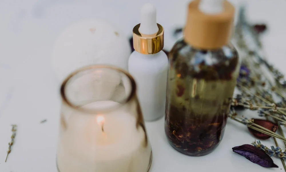 productos de cuidado facial natural organizados sobre mesa de madera clara.