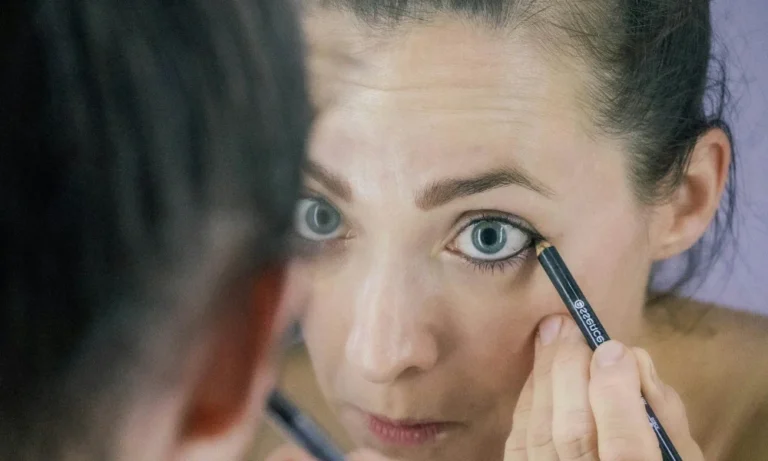 primer plano de rostro limpio y luminoso al natural.