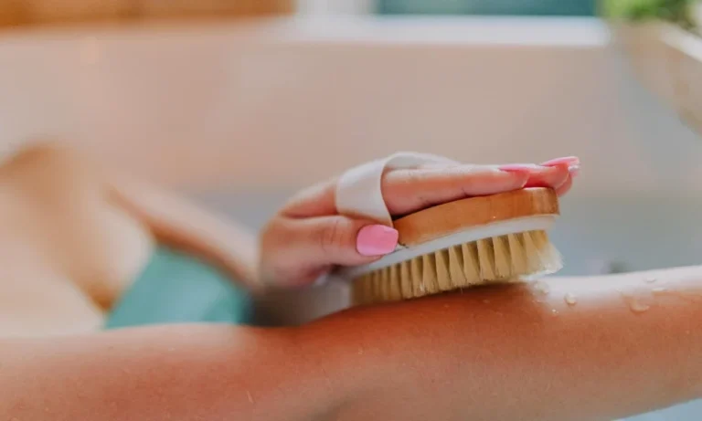 exfoliante casero de azúcar y miel en frasco pequeño junto a rodajas de limón.