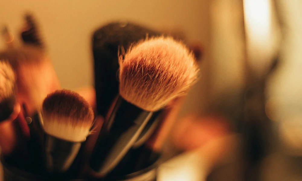 productos de maquillaje natural en tonos neutros.