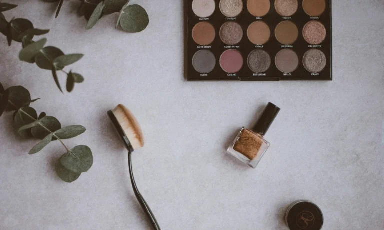 mujer mayor aplicándose maquillaje natural.