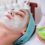 mujer aplicando mascarilla facial casera hidratante con ingredientes naturales.
