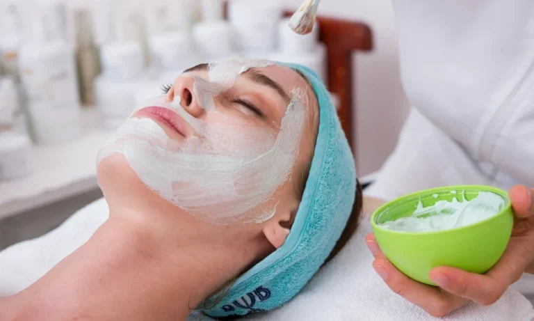 mujer aplicando mascarilla facial casera hidratante con ingredientes naturales.